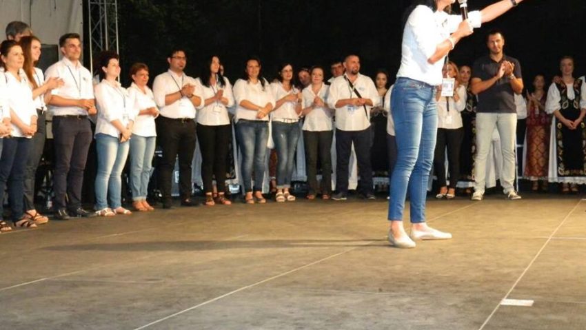 Mulțumim ascultătorilor cu respirația sufletelor noastre pe frecvența 105,6 Mulțumim ascultătorilor cu respirația sufletelor noastre pe frecvența 105,6