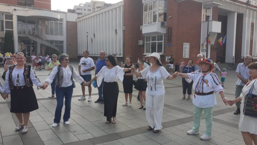 Festivalul „Paula Neamțu” a readus farmecul portului popular românesc în centrul Reșiței Festivalul „Paula Neamțu” a readus farmecul portului popular românesc în centrul Reșiței